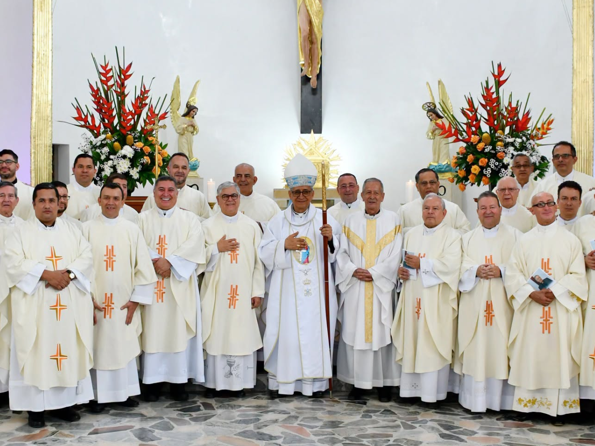 Grupo de sacerdotes de la Arquidiócesis de Ibagué