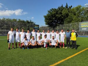Sacerdotes jugando fútbol
